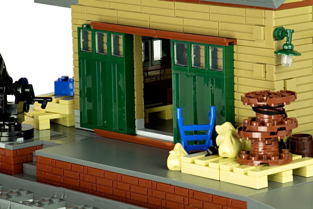 Bluebrixx Freight shed #102788